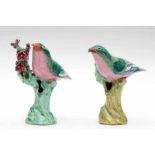 China, paar gekleurd porseleinen vormstukken, 18e eeuw; twee zangvogels, met groene vleugels en rose