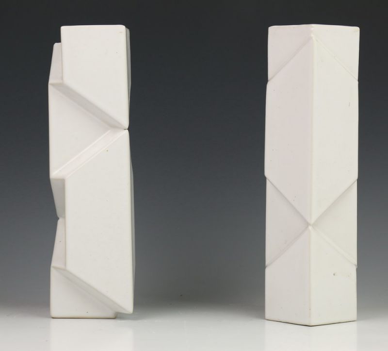 Jan van der Vaart, paar porseleinen vazen, '71, met driehoekige vlakken. Eigen atelier, gemerkt en - Image 2 of 5