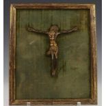 Antiek bronzen crucifix, mogelijk 17e eeuw, met resten van vergulding, gemonteerd op omlijsting.