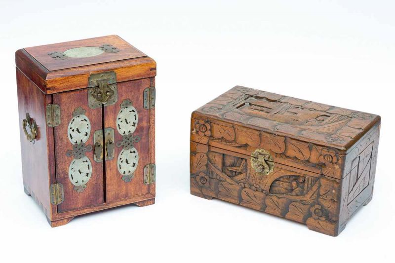 Een chinees houten bijoux kist; hierbij een andere gesneden houten kist h. 24 x b. 17 x l. 13 cm. en