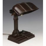 Bakelieten bureaulamp en USA, polar cub, ventilator, ca. 1930 (lamp gelijmd) h. 20 en 30 cm.