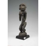 Baule, staand aapbeeld, Mbotumbo; met handen voor het lichaam waarin cilindervormige holte, met