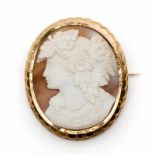 Schelpcamee broche, 19e eeuw, in 14krt. gouden montuur. Camee met voorstelling van een dame 'en