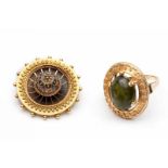 Gouden ring en een ronde broche beiden met fijne granulé versieringen. Ring gezet met een groene