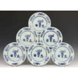 China, blauw-wit porseleinen gemberpot en acht borden, Qianlong (w.b. beschadigd)