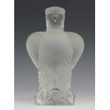 Lalique France, deels gesatineerd glazen plastiek, ca. 1980; Arend. Gesigneerd en met etiket h. 24