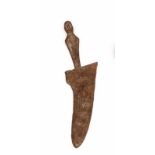 Java, kris sajen, met greep als gestileerd mensfiguur. h. 23 cm.