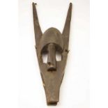 Mali, hyenamasker en Senufo, buffelmasker; (beide besch.) h. 61 en 55 cm.