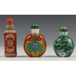 China, drie wit glazen snuifflesjes, laat Qing dynastie, met groen/rood en groen-rood overlay decor