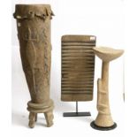 West Afrika, houten drum, zetel en muziekinstrument. h. 95, 62 en 59 cm.
