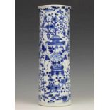 China, blauw-wit porseleinen rolvaas, 19e eeuw, met decor van vaas dragende zotjes en vol bloesem