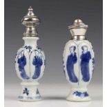 China, twee blauw-wit porseleinen miniatuur vazen, Kangxi, met 19e eeuws zilveren montering en