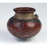 Guatemala, antiek aardewerk pot, 800-1000 n. Chr., met beschildering van banen, meanders op rood