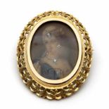 14krt. Gouden broche tevens hanger met een miniatuurportret van een dame met diamanten sieraden