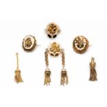 Twee 14krt. gouden broches, twee schuifjes en twee kwastjes, 19e eeuw, Broches versierd met