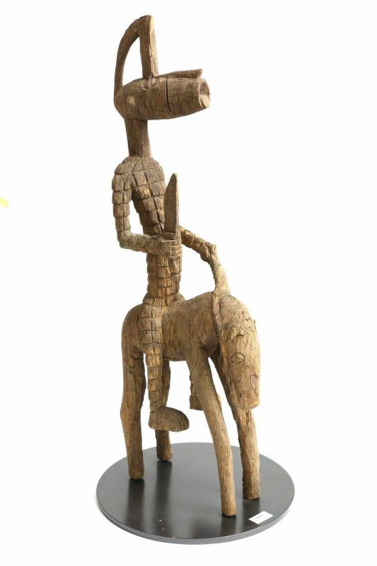 West Afrika, houten sculptuur van rijder te paard rijder met zwaard en maskervormig gelaat.