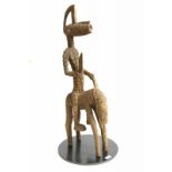 West Afrika, houten sculptuur van rijder te paard rijder met zwaard en maskervormig gelaat.
