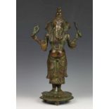 India, bronzen sculptuur; Vierarmige Ganesh, met deels groen-bruin patina h. 38 cm.