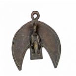 Gurunsi, bronzen hanger versierd met gezeten figuur. h. 10,5 cm.