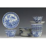 China, serie van zeven blauw-wit porseleinen koppen en negen schotels, 18e eeuw, met fijn decor