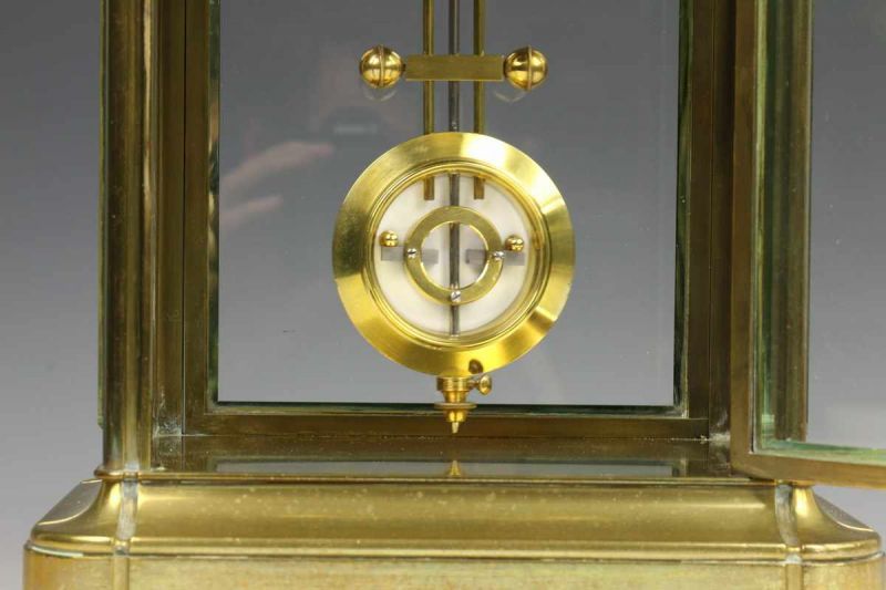 Frankrijk, pendule met emaille wijzerplaat, 19e eeuw, in messing kast met gefacetteerde ruiten, - Bild 4 aus 7