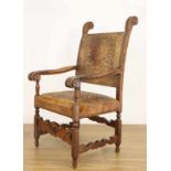 Eikenhouten fauteuil, 19e eeuw, met in het front een gestoken en opengewerkte tussenregel. Met