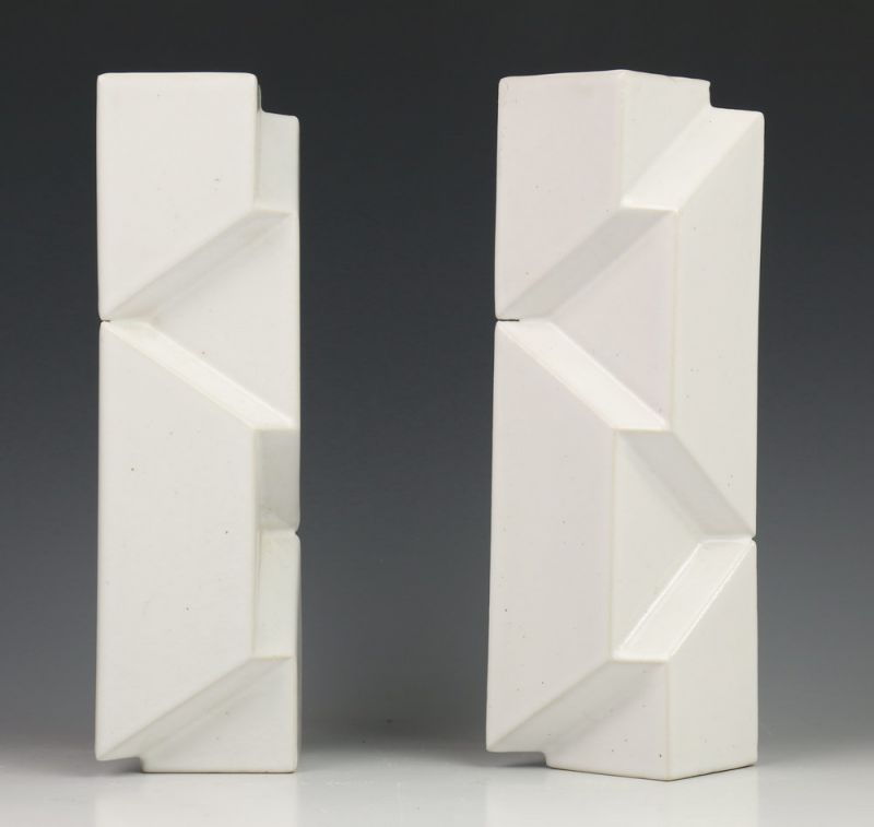 Jan van der Vaart, paar porseleinen vazen, '71, met driehoekige vlakken. Eigen atelier, gemerkt en