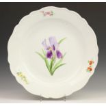 Meissen, porseleinen dienschaal, 19e eeuw, met geschilderd decor van iris diam. 38 cm.