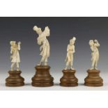 Vier gestoken ivoren figuren, 19e eeuw; Dickens figuren, elk op houten voet h. 9-11 cm.