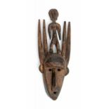 Bamana, Ntomo masker bekroond met vier hoorns waartussen staand vrouwfiguur. Gelaat versierd met