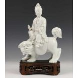 China, blanc-de-Chine Guanyin, 18e eeuw; Guanyin gezeten op kylin, met losse hand. Op houten voet (