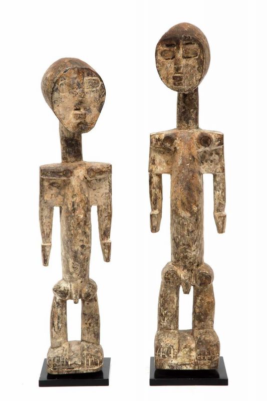Ghana, Ashanti, twee gestoken houten manfiguren met hoge halzen, afgevlakte schouders en lagen