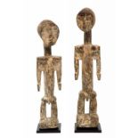 Ghana, Ashanti, twee gestoken houten manfiguren met hoge halzen, afgevlakte schouders en lagen