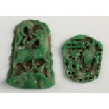 China, twee felgroen jade plaquettes, vroeg Qing dynastie, ajour gestoken, een met reliëf van