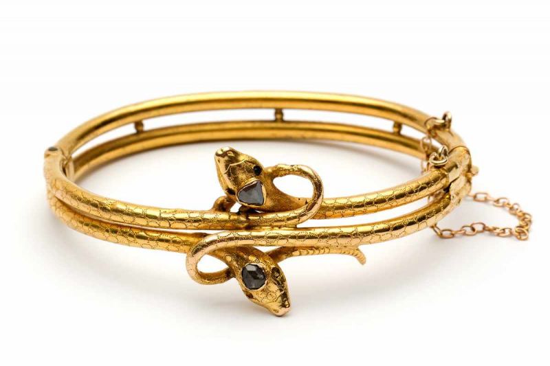 14krt. Gouden slavenarmband, 19e eeuw, gevormd door twee slangen. Ieder met een roosdiamant op