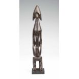 Nigeria, Mumuye, staand figuur met puntvormige haardracht. h. 38 cm.