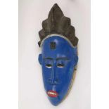Ivoorkust, Yaure, aangezichtsmasker met haardracht in kammen en beschildering in blauw met zwarte,