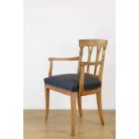 Iepenhouten fauteuil, zgn. korenaarstoel, begin 19e eeuw, met blauwe stoffering