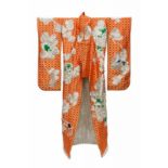 Japan, zijden kimono, 20e eeuw met voorstelling van bloemen, waaiers en draagstoelen.