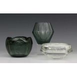 Vijftien stuks kristal en glaswerk, w.o. A.D. Copier en Hollandia, groen glazen schalen