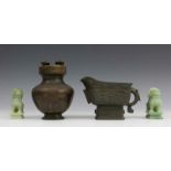 China, paar jade kylins en bronzen schroeffles en plengofferbeker h. 9-15 cm.