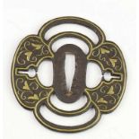 Japan, ijzeren tsuba, Heianjo School, 17e eeuw, met koperen oplegwerk van bladmotieven. diam 8,3 cm.