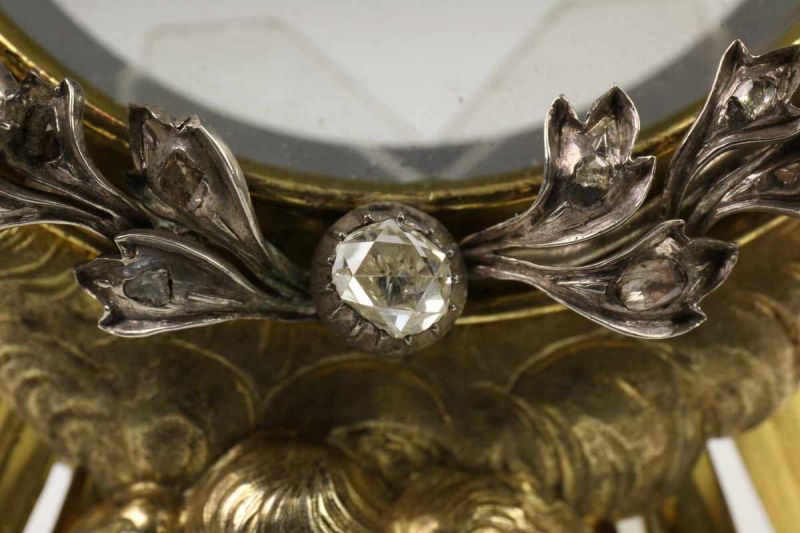 Vuurverguld bronzen monstrans-onderdeel, 19e eeuw, rond het geslepen glas zilveren bladranken - Image 4 of 7
