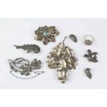 Diverse zilveren bloembroches, ring en een paar oorclips velen gezet met markasiet