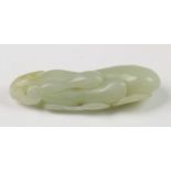 China, celadon-groen jade pendant in vorm van vrucht. Hierbij glazen vaasje l. 7 cm.