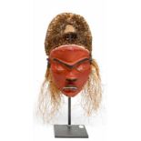 DRC., Pende, rood beschilderd masker, met opstaande neus, kantige mond, geloken ogen en puntige