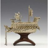 Zilveren miniatuur; Chinees schip met drakenkop als boeg. 1e gehalte l. 13 cm., 180 gr.