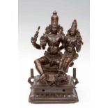 India, bruin gepatineerd bronzen sculptuur, 19e eeuw; Krishna en Parvati, gezeten op vierkante troon