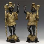 Paar zwart en verguld bronzen éénlichts kandelaars, 20e eeuw, in vorm van moren h. 40 cm.
