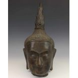 Thailand, bronzen Boeddhahoofd naar antiek voorbeeld, op houten voet l. 40 cm.